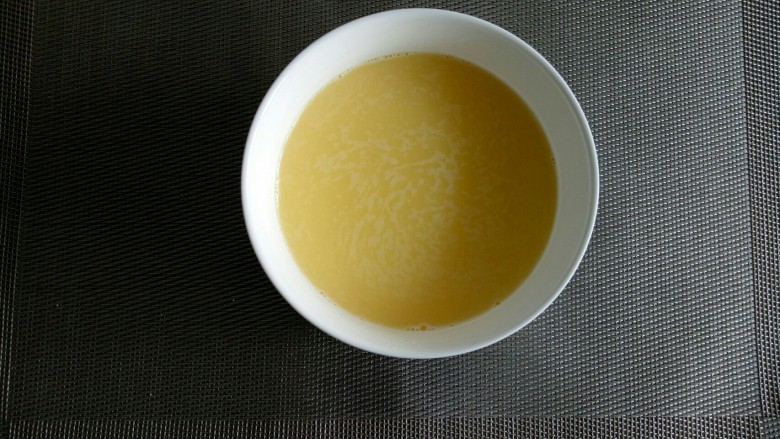 早餐#火腿鸡蛋羹#,用小勺把鸡蛋沫子,撇干净。