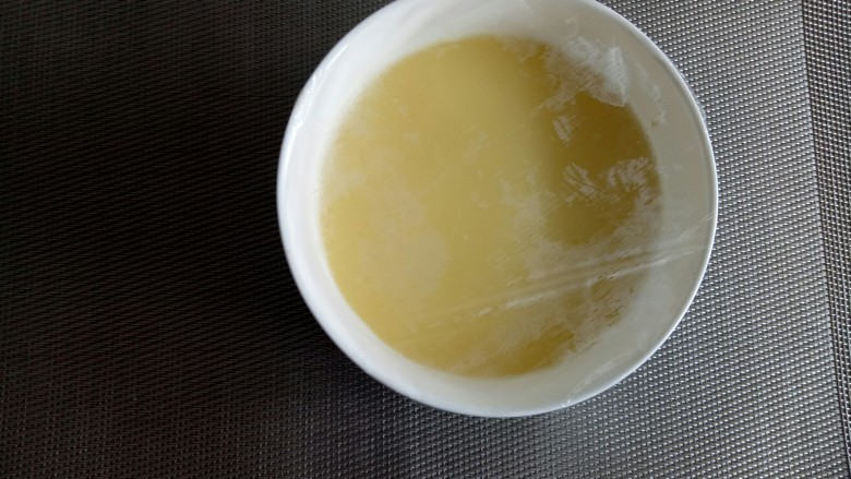 早餐#火腿鸡蛋羹#,用保险膜盖住。
