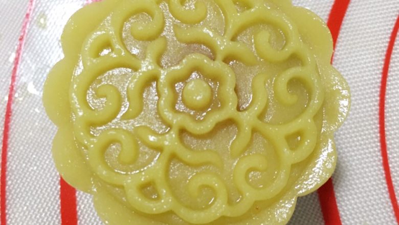 广式月饼——莲蓉蛋黄馅,直接放入月饼模子里面压出花纹就行了!