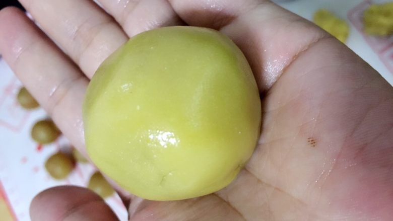广式月饼——莲蓉蛋黄馅,收口完成!