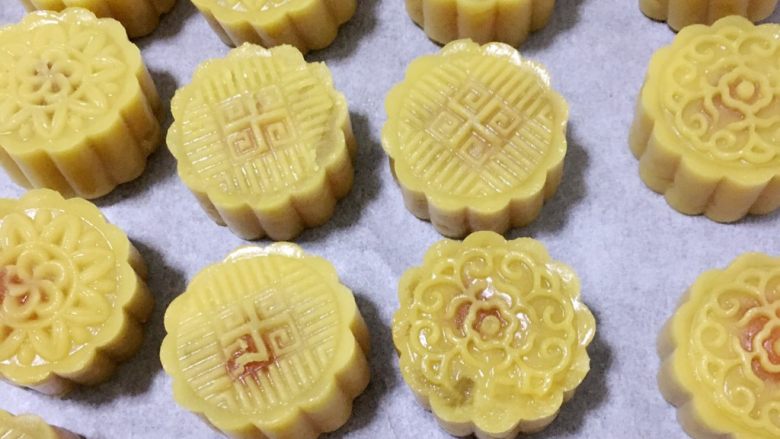 广式月饼——莲蓉蛋黄馅,一个个压好之后,就可以烤制了。先200°C烤5分钟定型。