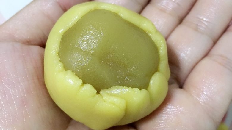 广式月饼——莲蓉蛋黄馅,然后慢慢推上去收口,像包汤圆一样的感觉,但是要比包汤圆简单的多哦。