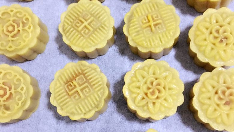 广式月饼——莲蓉蛋黄馅,然后拿出来,表面刷蛋黄液。(注意:蛋黄液只刷薄薄一层就可以,刷厚了纹路就不清晰了,一个蛋黄液可以刷150个月饼左右哦)