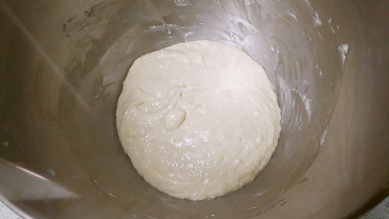 椰蓉麻花面包,把酵头材料全部混合搅拌成粘稠的面糊,盖上保鲜膜,室温(32度)发酵1小时。
