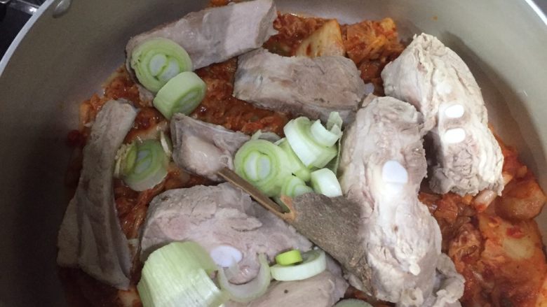 辣白菜排骨汤,大火煮开，放入适量酱油，盐，转小火，炖到入味，二十分以上