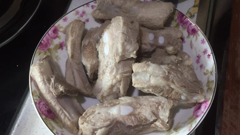 辣白菜排骨汤,猪排在冷水中洗净，放入热水，葱姜料酒，抄一下，把沫撇干净，三五分钟后取出，洗净，备用，
