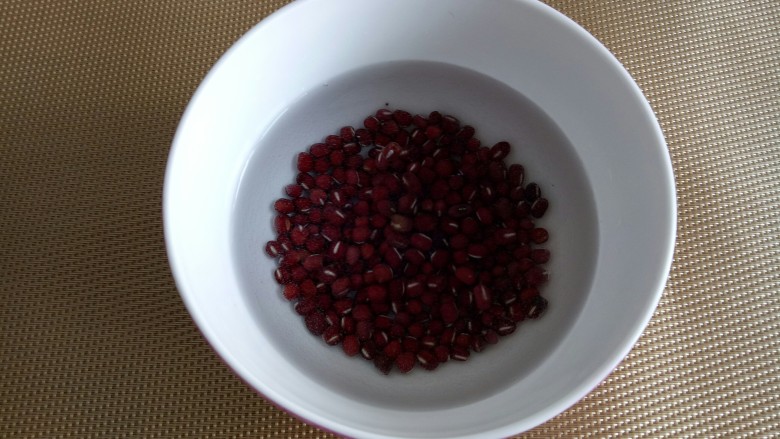 早餐+薏米红豆桂圆大枣粥,<a style='color:red;display:inline-block;' href='/shicai/ 3607'>红豆</a>洗净,浸泡6个小时。