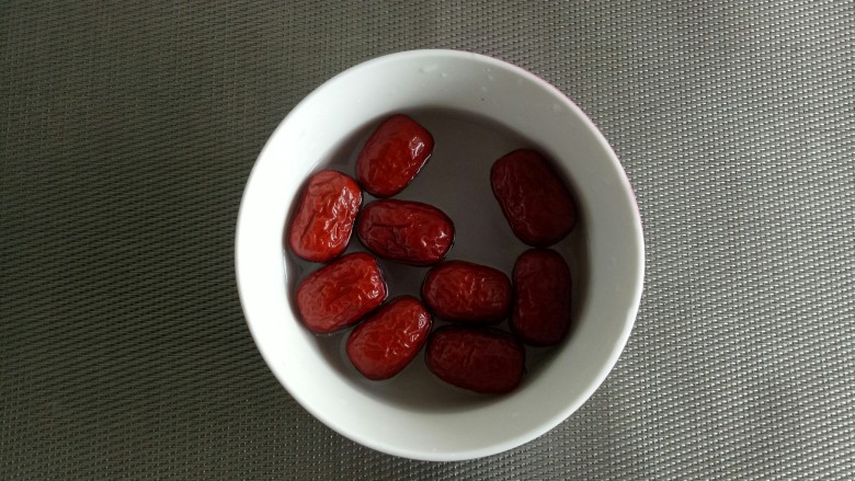 早餐+薏米红豆桂圆大枣粥,<a style='color:red;display:inline-block;' href='/shicai/ 2471'>大枣</a>洗净,放入碗中泡5分钟。