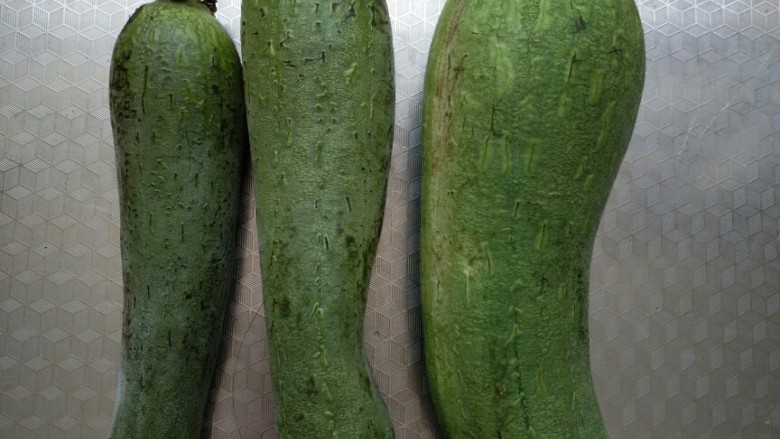 丝瓜鸡蛋汤,自己家种的的<a style='color:red;display:inline-block;' href='/shicai/ 57'>丝瓜</a>，卖相不好但是很好吃。