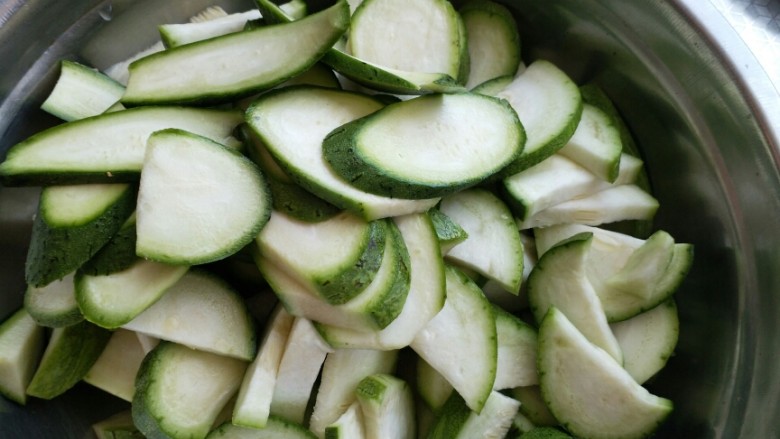 丝瓜鸡蛋汤,切片，不用很厚。