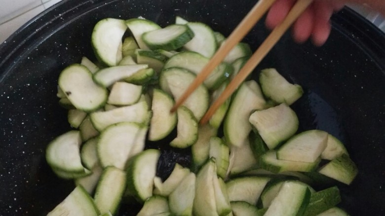 丝瓜鸡蛋汤,加入丝瓜，搅拌均匀，