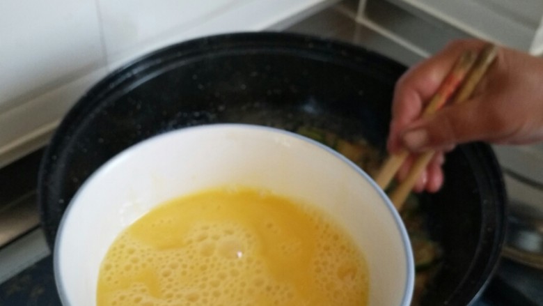 丝瓜鸡蛋汤,打三个<a style='color:red;display:inline-block;' href='/shicai/ 9'>鸡蛋</a>搅拌均匀，<a style='color:red;display:inline-block;' href='/shicai/ 9'>鸡蛋</a>里加一点水，