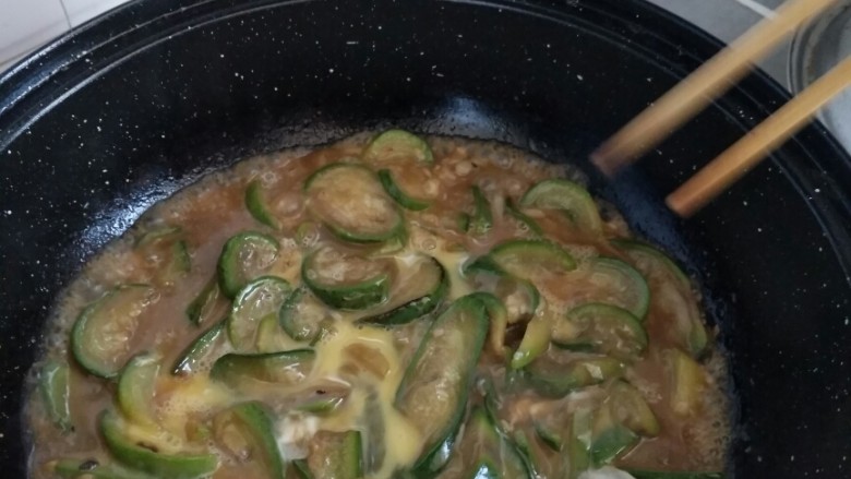 丝瓜鸡蛋汤,丝瓜加一点水，丝瓜炒好后，加入鸡蛋。鸡蛋熟了以后，关火的时候加盐。