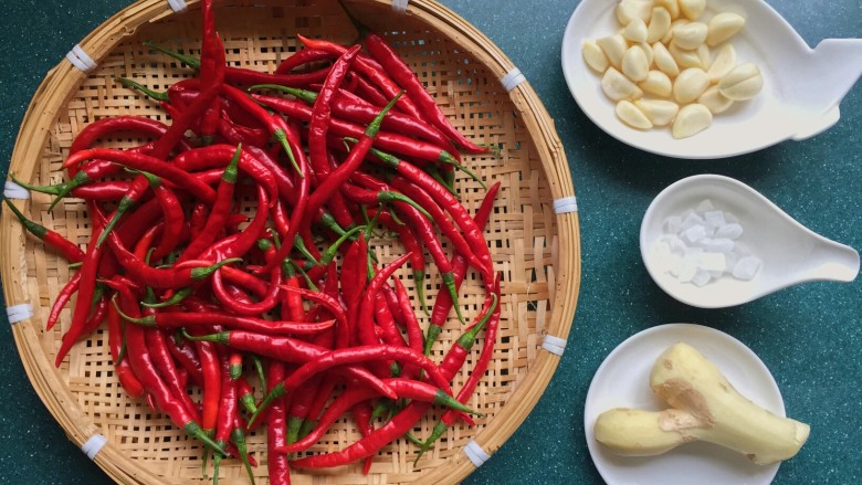 自制剁椒酱,<a style='color:red;display:inline-block;' href='/shicai/ 90111'>鲜辣椒</a>洗净,晾干表面水分。
