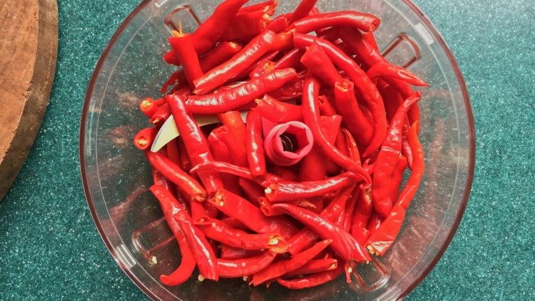 自制剁椒酱,将处理好的辣椒放入碎菜机,先稍微搅几下,将辣椒搅成大块。
如果不嫌麻烦,可以直接用刀将辣椒剁碎。