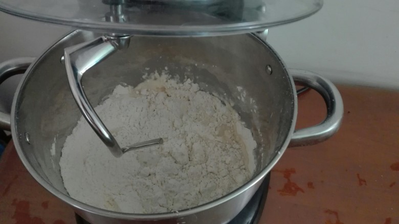 超软(夹馅)小餐包,启用厨师机,我用的是上豪厨师机,可自动根据面团搅拌情况由一档转至二档