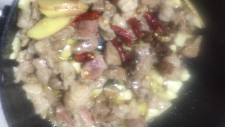 葱爆羊肉,加入干辣椒、花椒、八角