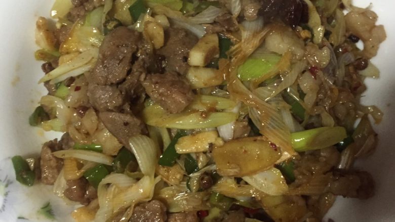 葱爆羊肉,收汁装盘，味道好到没话说😄