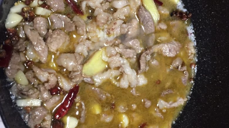 葱爆羊肉,加入米酒个水去腥