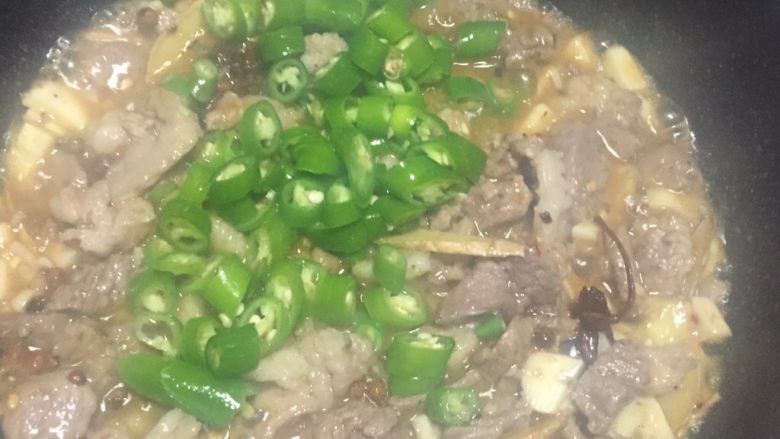 葱爆羊肉,加入<a style='color:red;display:inline-block;' href='/shicai/ 61'>青椒</a>