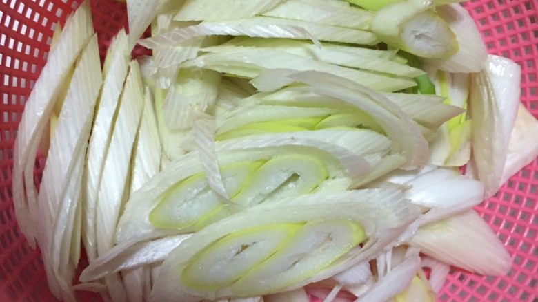 葱爆羊肉,<a style='color:red;display:inline-block;' href='/shicai/ 138'>大葱</a>斜切