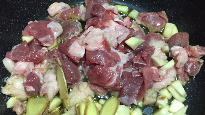 葱爆羊肉,热油爆炒羊肉和姜蒜