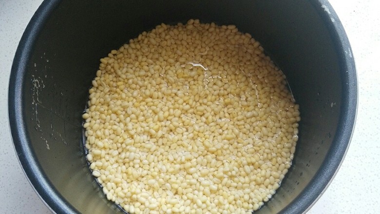 蔓越莓绿豆馅月饼(内附馅料做法),放入高压锅内加适量清水,水量与绿豆表面持平,然后压15分钟左右;(也可以用普通锅煮熟,但耗时比较长一些)