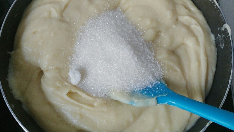 蔓越莓绿豆馅月饼(内附馅料做法),炒至稍微浓稠时加入全部<a style='color:red;display:inline-block;' href='/shicai/ 3729'>白糖</a>,同时也加入少许油继续翻炒;(油要分少量多次加入,边炒边加)