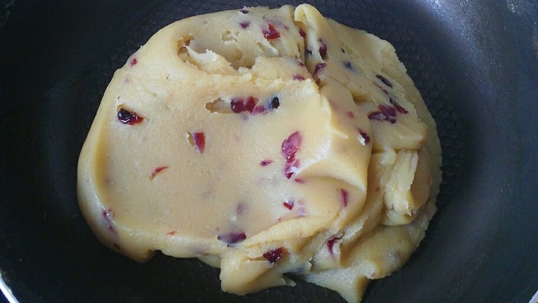 蔓越莓绿豆馅月饼(内附馅料做法),这是炒好的蔓越莓绿豆馅,光滑细腻。