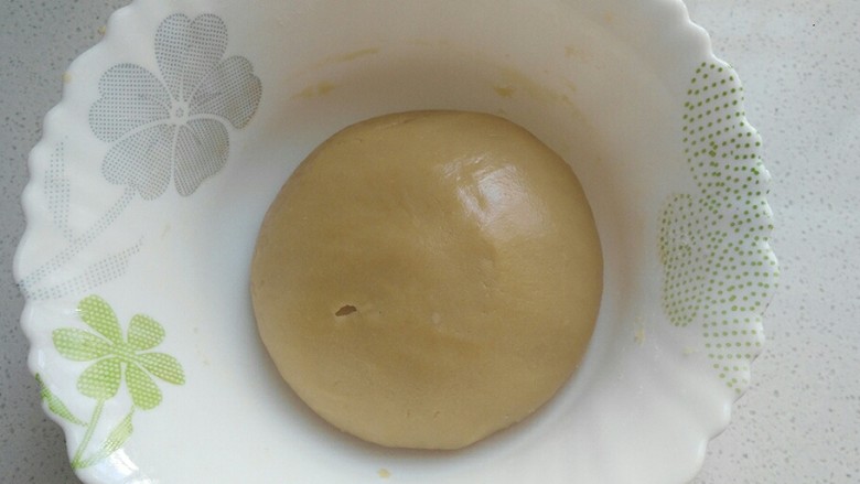 蔓越莓绿豆馅月饼(内附馅料做法),翻拌均匀成团后,盖保鲜膜室温松弛2小时左右;