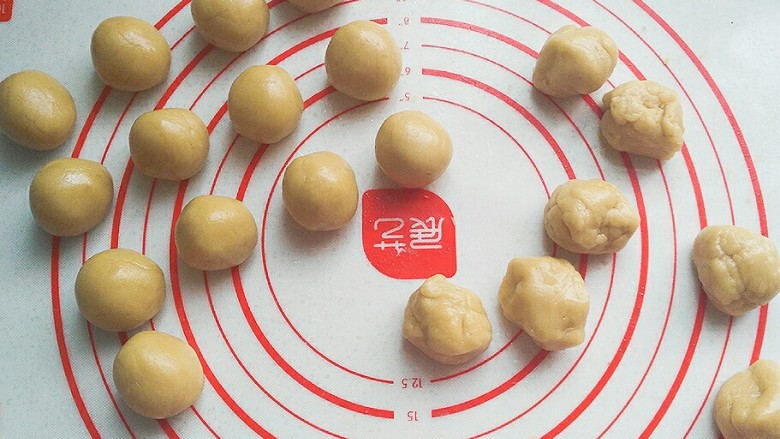 蔓越莓绿豆馅月饼(内附馅料做法),松弛好的饼皮分成每份20克的小团滚圆;
