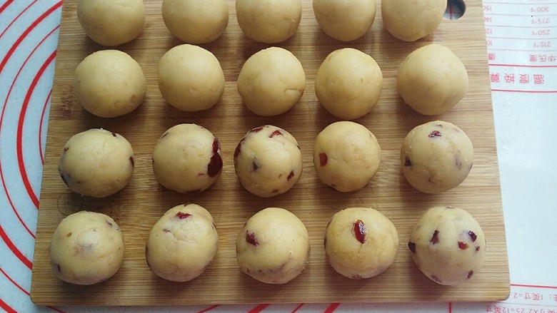 蔓越莓绿豆馅月饼(内附馅料做法),再把馅料分成每份30克滚圆;