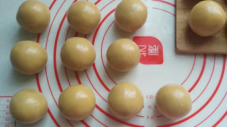蔓越莓绿豆馅月饼(内附馅料做法),依次包好所有的月饼面团;