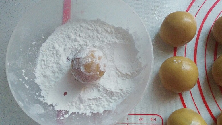 蔓越莓绿豆馅月饼(内附馅料做法),然后放入淀粉中滚一圈,并抖去多余淀粉;