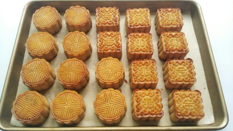 蔓越莓绿豆馅月饼(内附馅料做法),烤好后的月饼出炉晾凉,再密封室温保存,2~3天后回油最好吃!(我是昨晚做的,今天已经开始回油了)