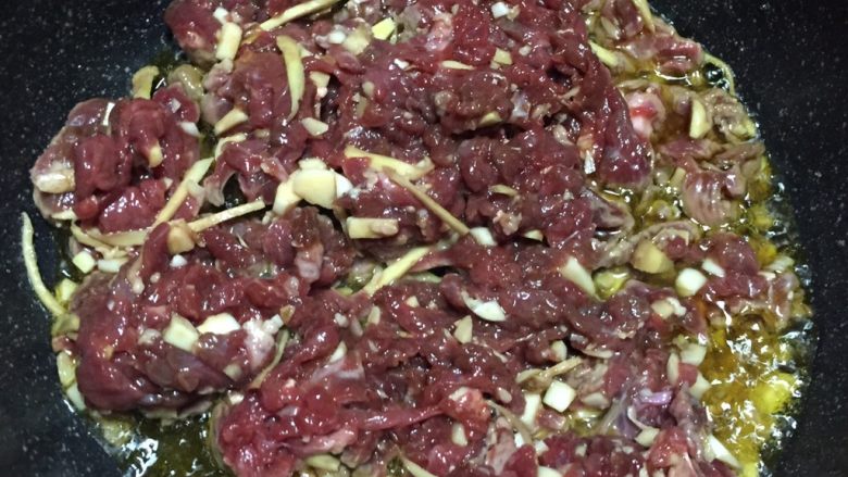 独家小炒牛肉,热油爆炒，不断翻炒让牛肉受热均匀