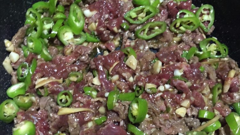 独家小炒牛肉,加入<a style='color:red;display:inline-block;' href='/shicai/ 61'>青椒</a>一并爆炒