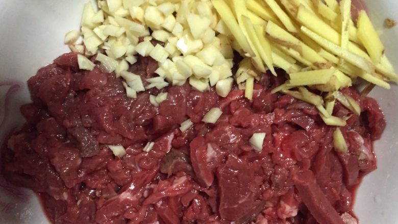 独家小炒牛肉,<a style='color:red;display:inline-block;' href='/shicai/ 216'>牛肉</a>、生姜切丝，大蒜切沫备用