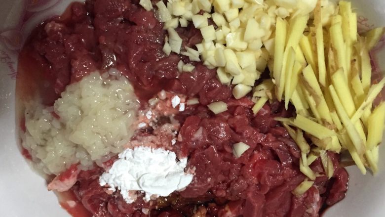 独家小炒牛肉,加入少许盐、生粉、酱油、料酒