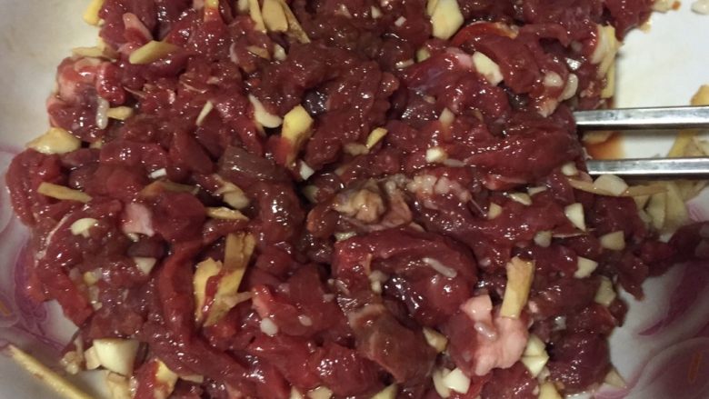 独家小炒牛肉,需腌制15分钟