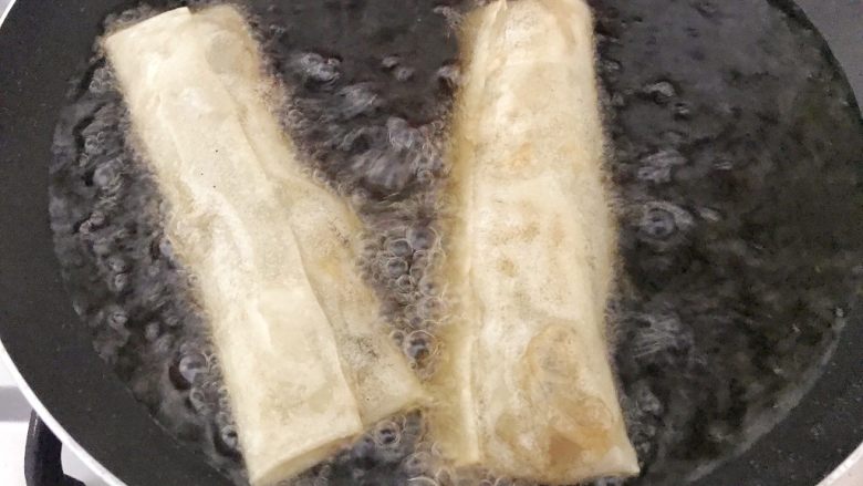 早餐+咸味春卷,油锅温度7-8成热时,将春卷依次加入,