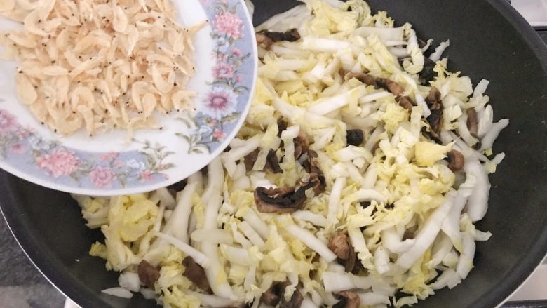 早餐+咸味春卷,当大白菜变软,再将虾皮加进来,
