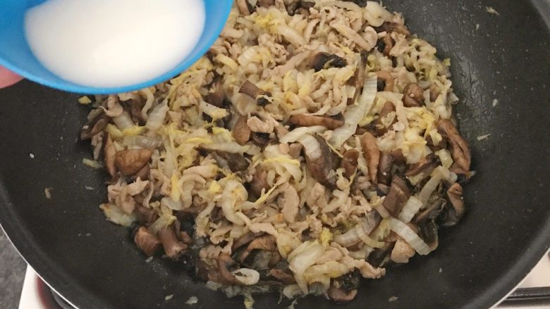 早餐+咸味春卷,溜少许水淀粉,(按锅里的水分而定),