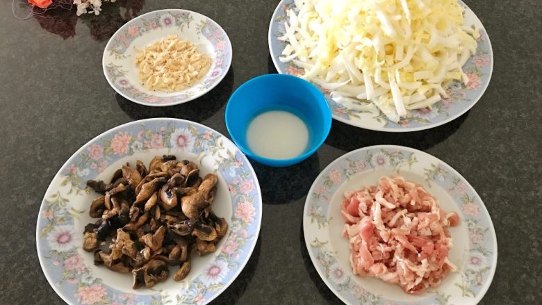 早餐+咸味春卷,水淀粉+大白菜丝+五花肉丝+蘑菇丝+虾皮,