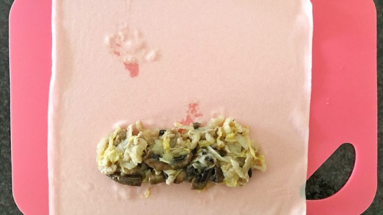 早餐+咸味春卷,将春卷皮一张铺平,加入内馅👆,