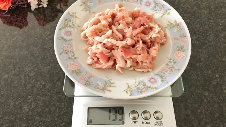 早餐+咸味春卷,五花肉切完丝后的量,