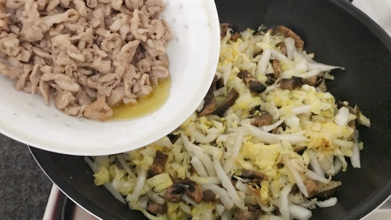 早餐+咸味春卷,翻炒均匀后把煸炒过的肉丝加进来,
