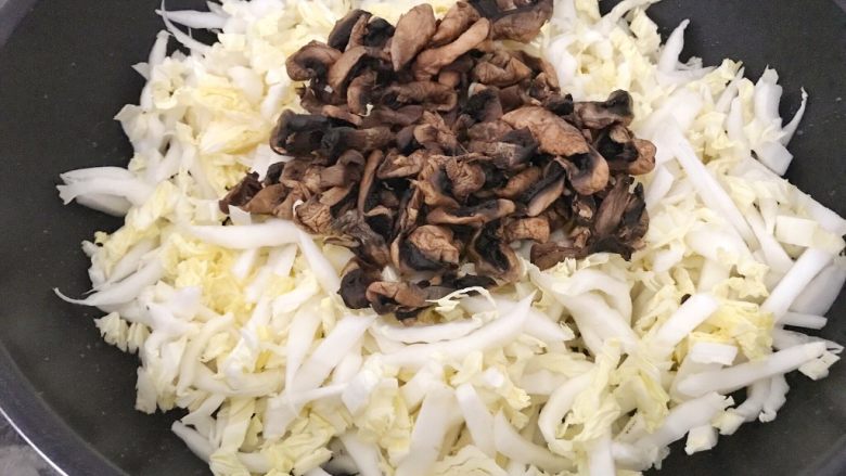 早餐+咸味春卷,然后用煸完肉丝留下的油,将大白菜丝和蘑菇加进来煸炒,