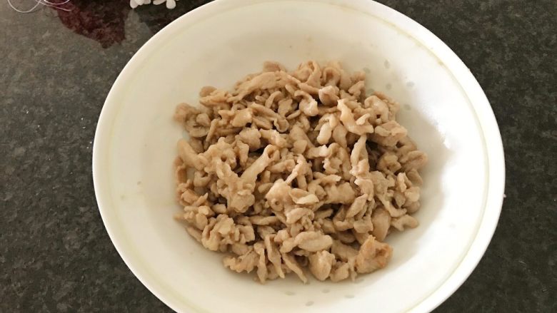早餐+咸味春卷,煸炒至变色,用碗盛出备用,
