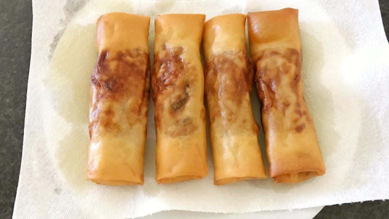 早餐+咸味春卷,煎至两面金黄色出锅,用厨房纸吸去多余的油,这样吃起来更健康!